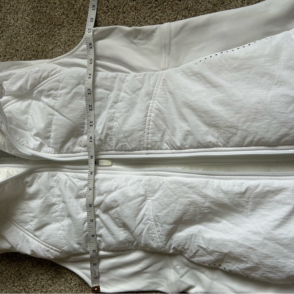 Lululemon Another Mile Vest white 8 like new - Picture 7 of 8